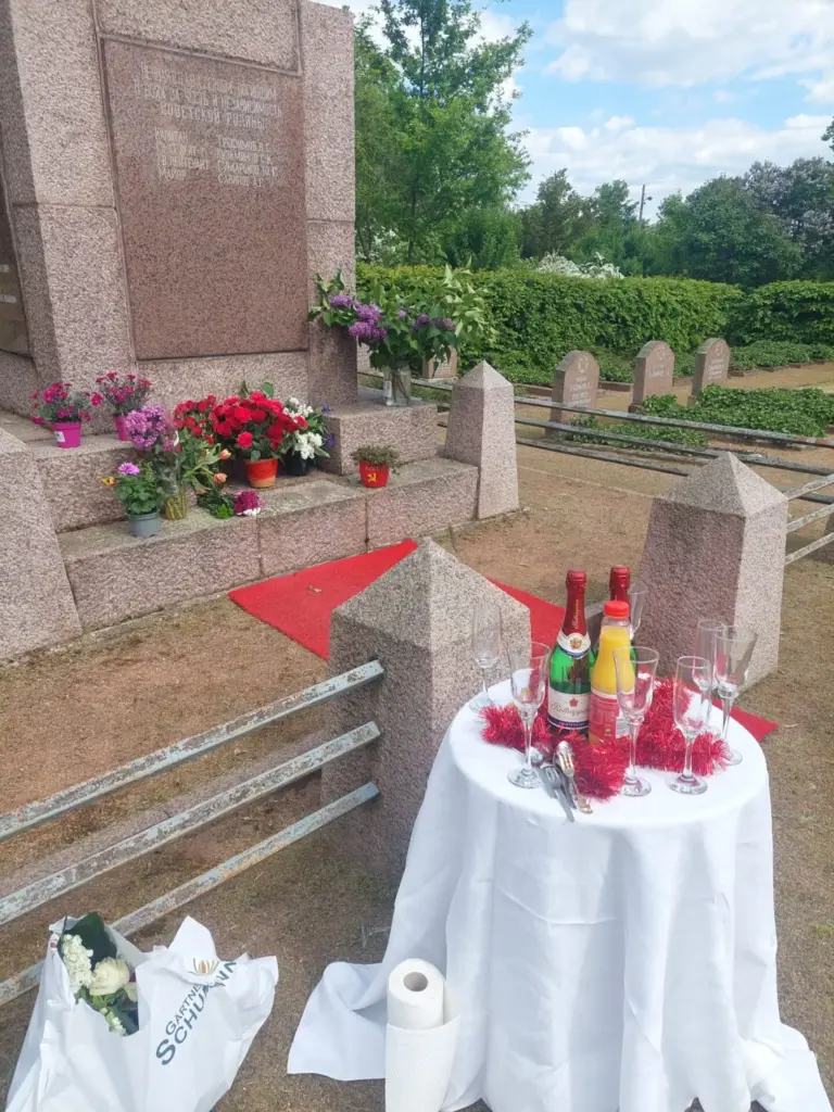 Tag der Befreiung vom Faschismus Stehtisch mit Sekt, Saft und Gläsern neben dem Ehrenmal nach der Kranzniederlegung
