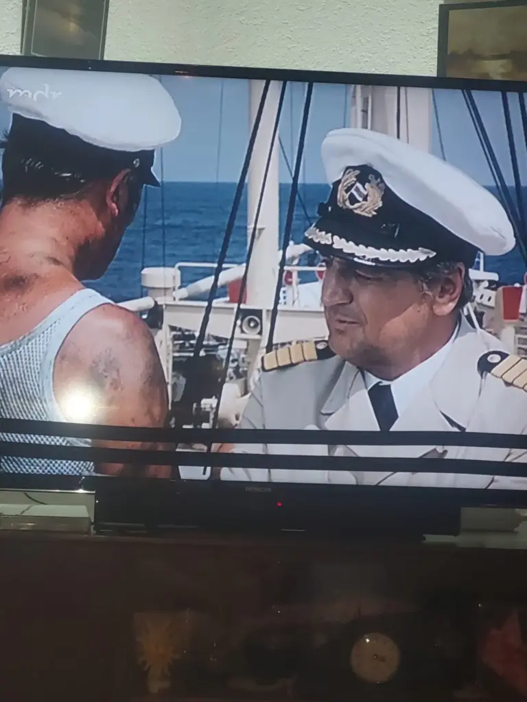 Feierlichkeiten zum Geburtstag der DDR Filmvorführung im Haus Frieda: auf dem Fernsehbildschirm eine Szene mit einem Kapitän an Deck eines Schiffes