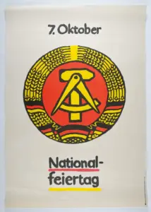 Plakat „7. Oktober – Nationalfeiertag“ mit dem Staatswappen der DDR