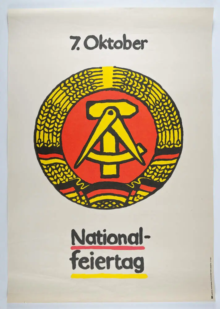 Plakat „7. Oktober – Nationalfeiertag“ mit dem Staatswappen der DDR